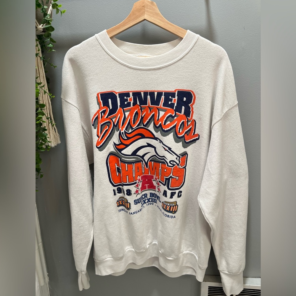 WHITE VINTAGE CREWNECK! (ADULT LARGE)